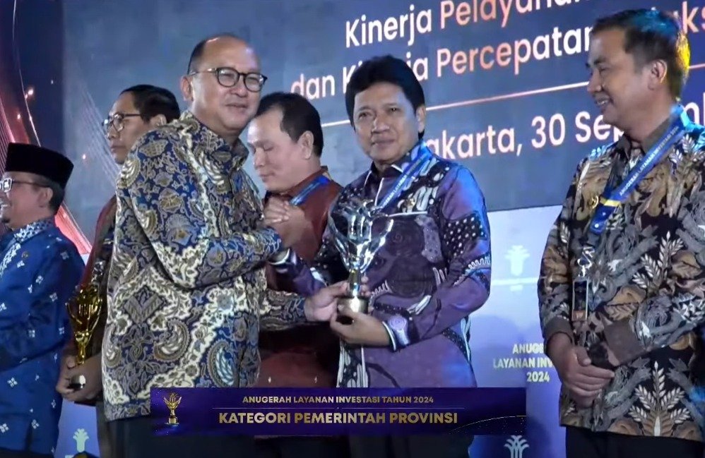 Penjabat Gubernur Sadali Ie Antar Maluku Raih Penghargaan Anugerah Layanan Investasi 2024